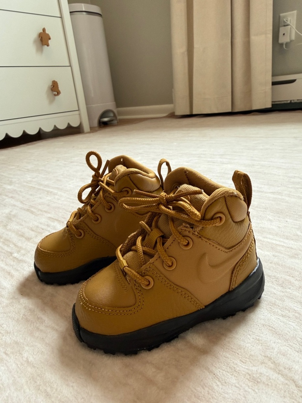 Nike Manoa Toddler Leather
Sneaker Hiking Boot Tan Size 4C